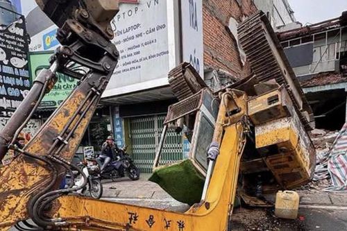 Xe múc lật ngửa giữa đường, giao thông ùn tắc hơn 1km