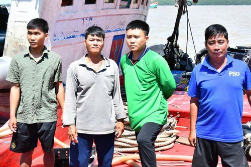 Vỡ òa niềm vui đón 4 ngư dân trở về sau nhiều giờ lênh đênh trên biển