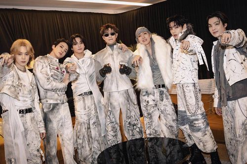 BTS chinh phục Argentina sau 13 năm chờ đợi, ARMY bật khóc giữa mưa lớn