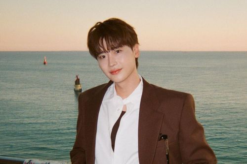 Lee Jong Suk tái xuất, đẹp như hoàng tử đời thực