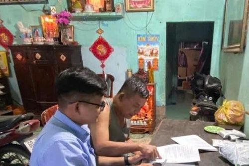 Cán bộ phường làm việc buổi tối, phục vụ người dân