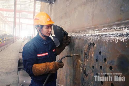 Người thợ hàn giỏi nghề, say mê sáng tạo