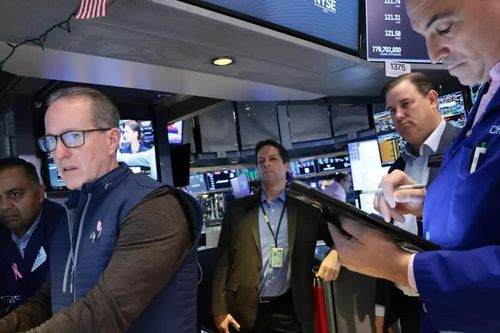 S&P 500 và Nasdaq lao dốc vì cổ phiếu AI bị bán tháo, giá dầu 'nhảy' lên đỉnh 5 tháng