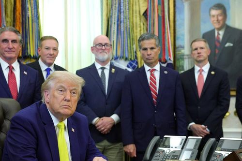 Tổng thống Trump viện dẫn luật từ thời Chiến tranh Lạnh để thúc đẩy khai thác và lọc dầu