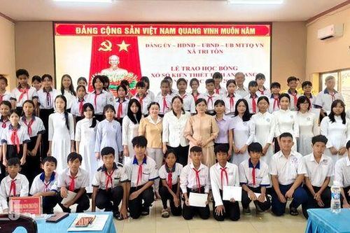 Trao 57 suất học bổng “Tiếp bước đến trường” tại xã Tri Tôn