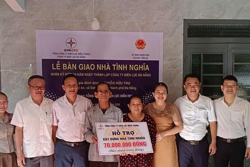 Bàn giao nhà tình nghĩa cho hộ thương binh ở xã Sơn Cẩm Hà