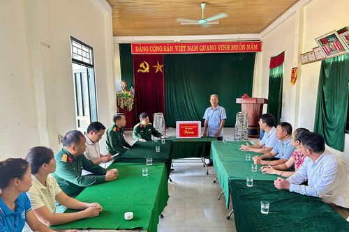Bộ CHQS tỉnh Điện Biên thăm, tặng quà tại xã Thanh Yên