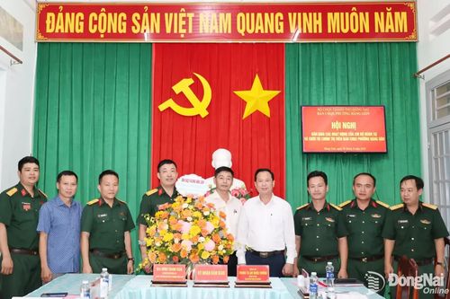 Bàn giao Chính trị viên Ban Chỉ huy Quân sự phường Hàng Gòn và xã Phước An
