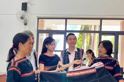 Phường Thống Nhất đưa nông sản và thổ cẩm Jrai lên sàn thương mại điện tử