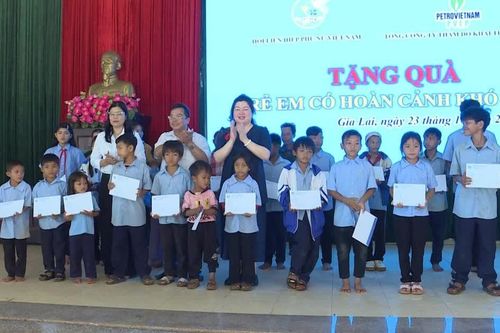 Hội LHPN tỉnh Gia Lai tặng quà cho 100 trẻ em khó khăn ở 4 xã biên giới