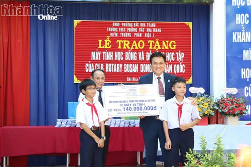 Tài trợ thiết bị dạy học và trao học bổng cho học sinh Trường THCS phường Bắc Nha Trang, phân hiệu 2