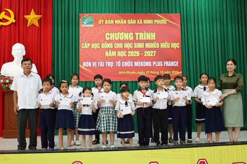 Xã Ninh Phước trao 110 suất học bổng cho học sinh có hoàn cảnh khó khăn