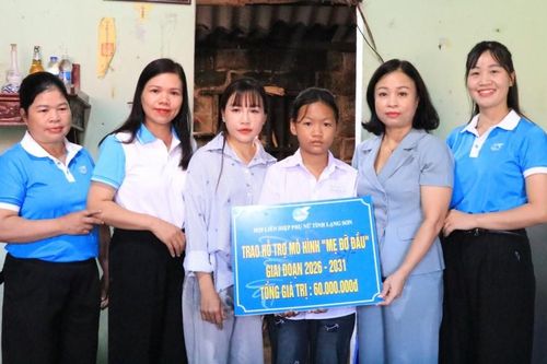 Trao hỗ trợ mô hình “Mẹ đỡ đầu” giai đoạn 2026 - 2031 tại xã Hoàng Văn Thụ