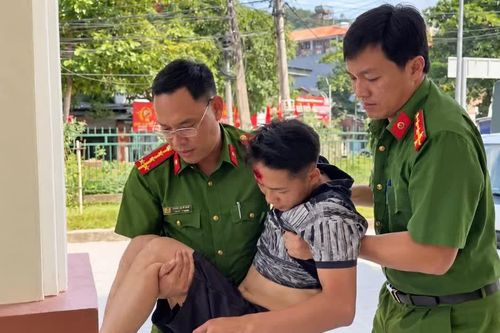 Công an xã Đông Cuông kịp thời hỗ trợ người dân bị tai nạn giao thông
