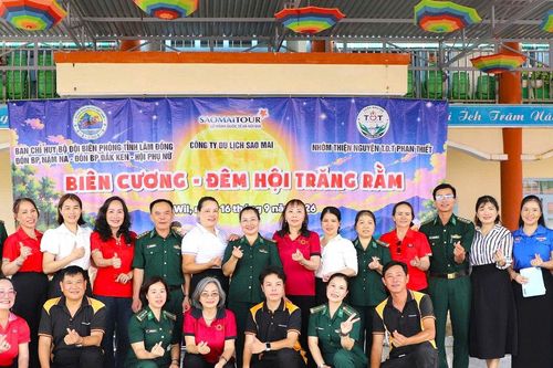 Mang yêu thương đến với đồng bào vùng biên