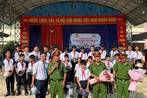 Chi bộ Trường THCS Trần Phú: Đổi mới, nâng cao chất lượng học tập và đưa nghị quyết của Đảng vào đời sống học đường