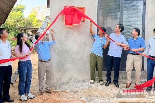 Lễ bàn giao nhà 'Đại đoàn kết' cho hộ nghèo
