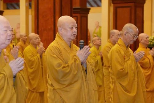 Chư Tăng TP.HCM Bố-tát, thính giới chung thường kỳ tại Việt Nam Quốc Tự