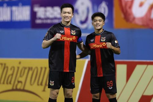 HLV Chu Đình Nghiêm và CLB Ninh Bình được vinh danh ở V-League