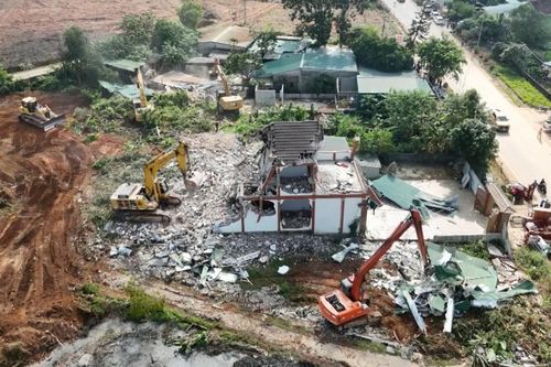 Cưỡng chế 5 hộ dân cuối cùng, bàn giao mặt bằng thi công cao tốc từ Nghệ An sang Lào