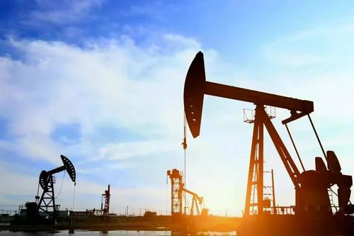 Giá dầu Brent vượt 113 USD/thùng