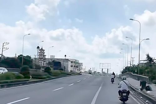 Truy tìm người lái xe mô tô liên quan vụ tai nạn chết người trên cầu Sang Trắng 1