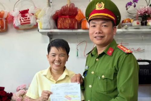 Công an xã ở Quảng Ngãi hỗ trợ người dân trao trả 350 triệu đồng chuyển khoản nhầm