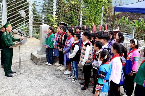 Đồn Biên phòng Pha Long và Tả Gia Khâu kết nghĩa với Trường phổ thông nội trú TH và THCS Pha Long