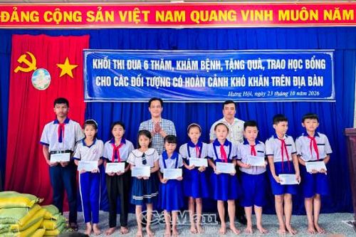 Khối thi đua số 6 tặng quà người dân khó khăn xã Hưng Hội