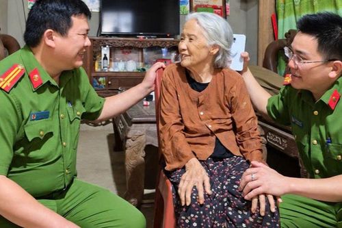 Cụ bà 94 tuổi đi lạc gần 2 ngày, được tìm thấy trên đồi chè, một chi tiết khiến ai cũng thương