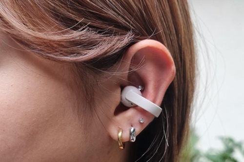 Tưởng đeo tai nghe âm lượng nhỏ là an toàn, nhiều người vẫn mắc sai lầm này