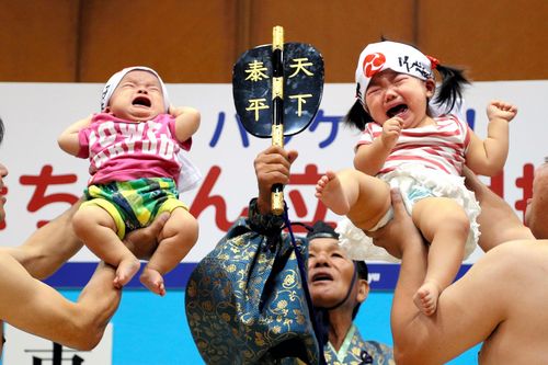 Vì sao ở Nhật Bản, võ sỹ sumo dọa trẻ em khóc thét mà bố mẹ vẫn cười?