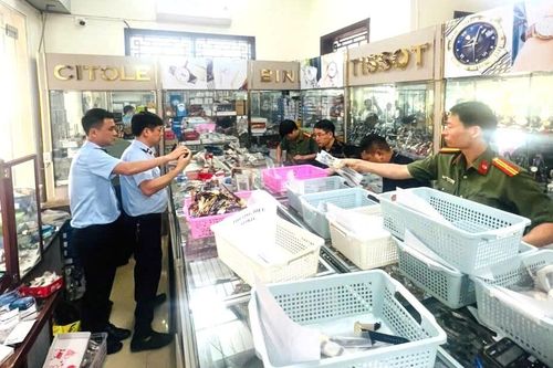 Khởi tố chủ cửa hàng bán hơn 2.100 đồng hồ giả mạo nhãn hiệu nổi tiếng