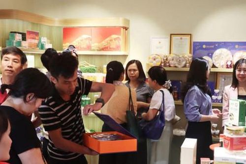 Hơn 60 đặc sản Gia Lai, Quảng Ngãi lên kệ tại phố Tràng Tiền