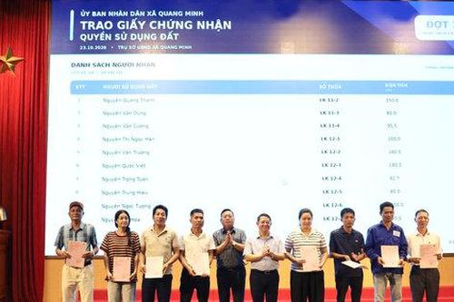 Quang Minh trao Giấy chứng nhận quyền sử dụng đất cho 59 hộ dân tái định cư