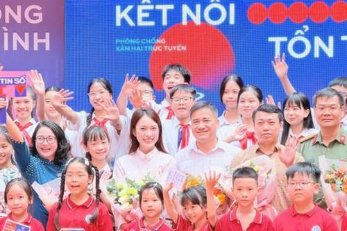 MC Khánh Vy cùng học sinh Hà Nội lan tỏa chiến dịch 'Không một mình 2026'