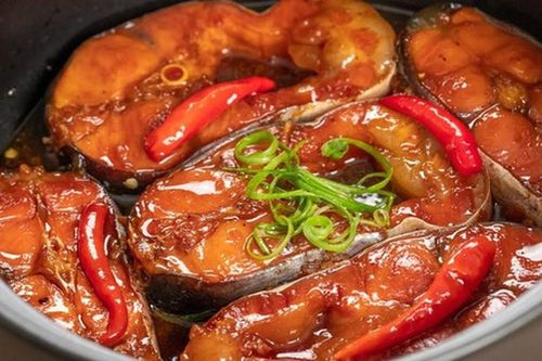Mẹo kho cá thịt chắc xương nhừ: Thời gian ướp chuẩn và bí quyết chêm nước không bị tanh