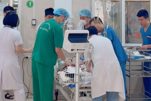 Cuộc chạy đua sinh tử cứu bé trai 7 tuổi bị xe cán ở Ninh Bình