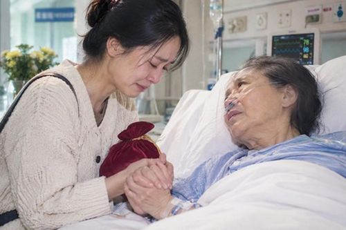 Tưởng mẹ chồng ghét bỏ vì 7 năm chỉ gọi bằng 'cô', bí mật trong phòng hồi sức khiến tôi bật khóc