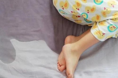 Bé trai tè dầm cả ngày lẫn đêm, bác sĩ phát hiện thói quen bất ngờ