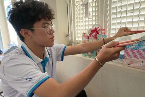 Mẹ mất khi sinh, bố qua đời vì Covid, cậu bé mồ côi đỗ đại học