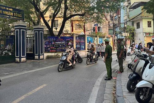 Điểm nóng ùn tắc ở cổng trường học đã thông thoáng hơn nhờ cách làm này