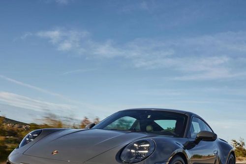 Vì sao Porsche, Ferrari vẫn chưa muốn từ bỏ động cơ xăng?