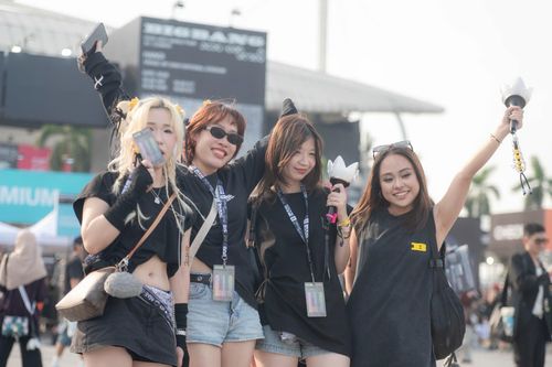 Hàng chục nghìn khán giả đang đổ về sân Mỹ Đình xem concert BigBang
