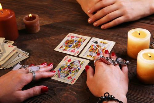 Vì sao nhiều người tin vào bói toán?