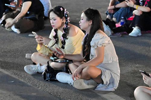 Hàng nghìn khán giả đứng ngoài sân Mỹ Đình vì không có vé BigBang