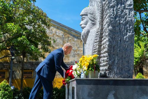 Thủ tướng Ba Lan Donald Tusk thăm Hội An, đặt hoa tưởng niệm kiến trúc sư Kazik