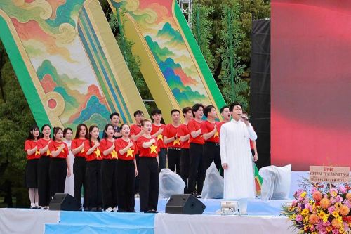 Ca sĩ Anh Tú biểu diễn tại Festival Trái Tim Việt Nam 2026 ở Nhật Bản