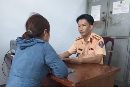 Dùng điện thoại khi lái ô tô, nữ tài xế bị phạt 5 triệu đồng