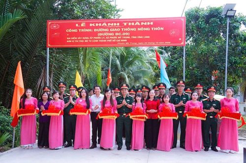 Bộ Tư lệnh TP.HCM khánh thành đường nông thôn, tặng quà cho người dân khó khăn tại Vĩnh Long